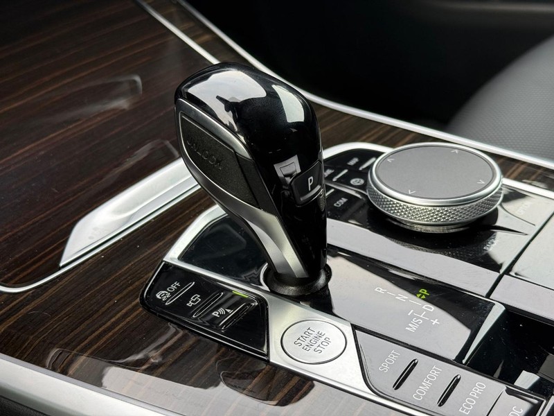 BMW X5 Vehicle Full-screen Gallery Image 23