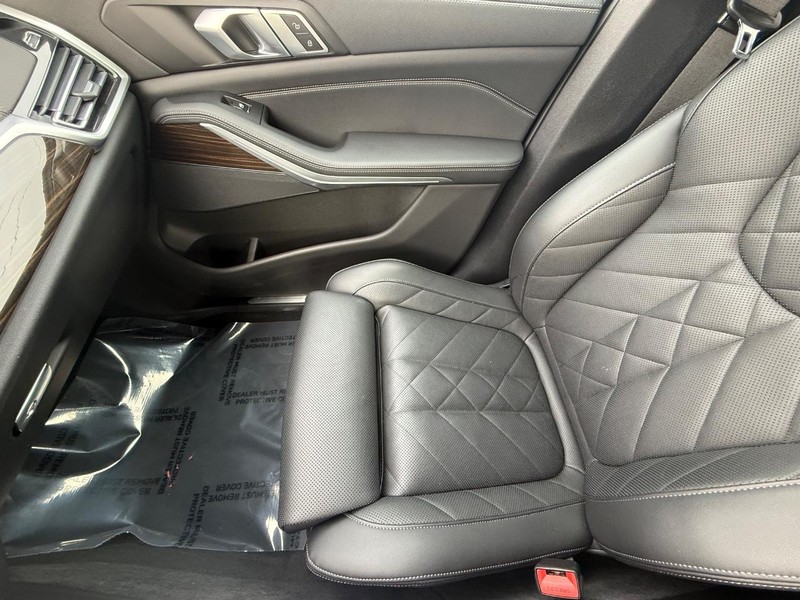 BMW X5 Vehicle Full-screen Gallery Image 24