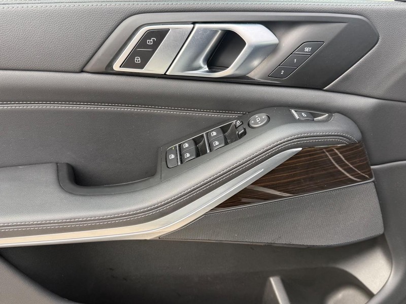 BMW X5 Vehicle Full-screen Gallery Image 26