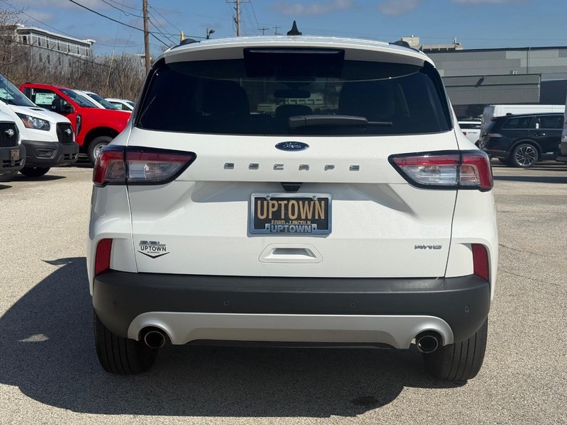 Ford Escape Vehicle Full-screen Gallery Image 04