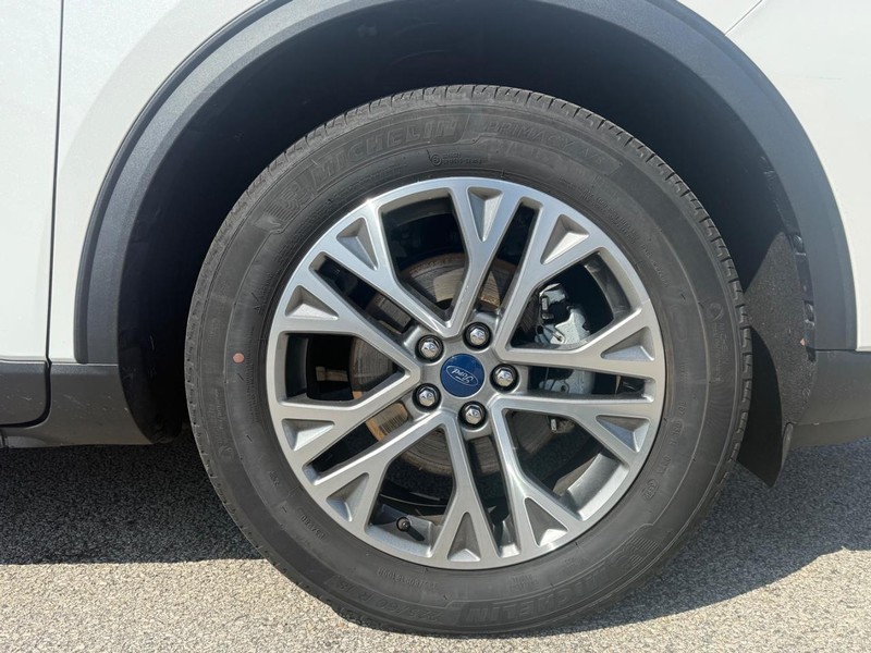 Ford Escape Vehicle Full-screen Gallery Image 09