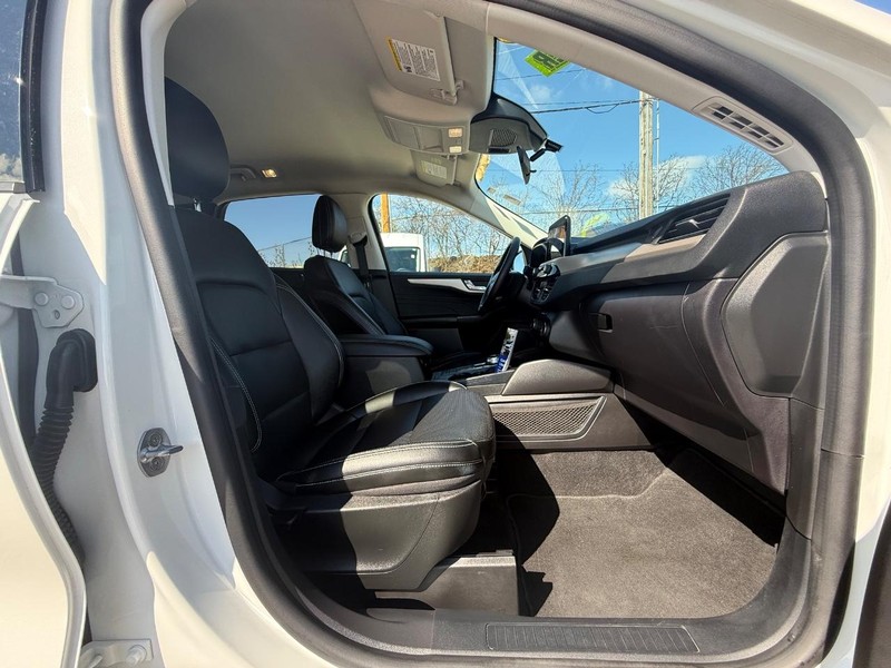 Ford Escape Vehicle Full-screen Gallery Image 10
