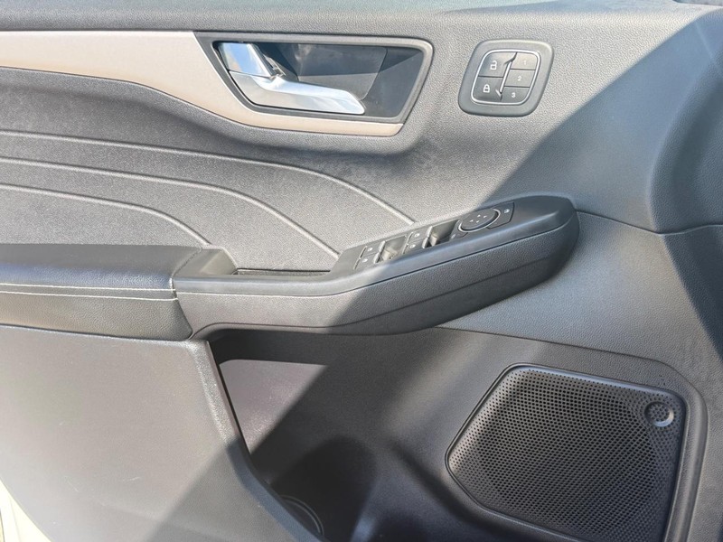 Ford Escape Vehicle Full-screen Gallery Image 21