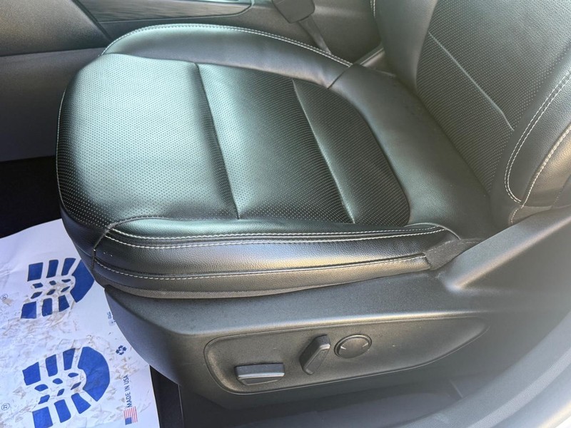 Ford Escape Vehicle Full-screen Gallery Image 22