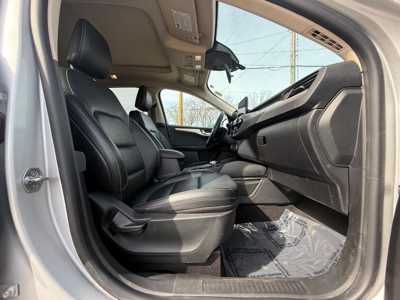 Ford Escape Vehicle Full-screen Gallery Image 10