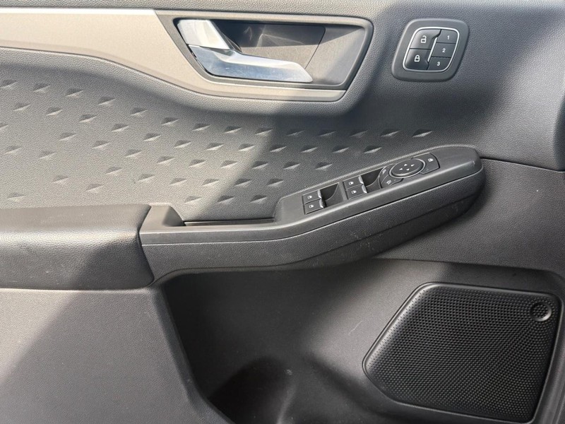 Ford Escape Vehicle Full-screen Gallery Image 23