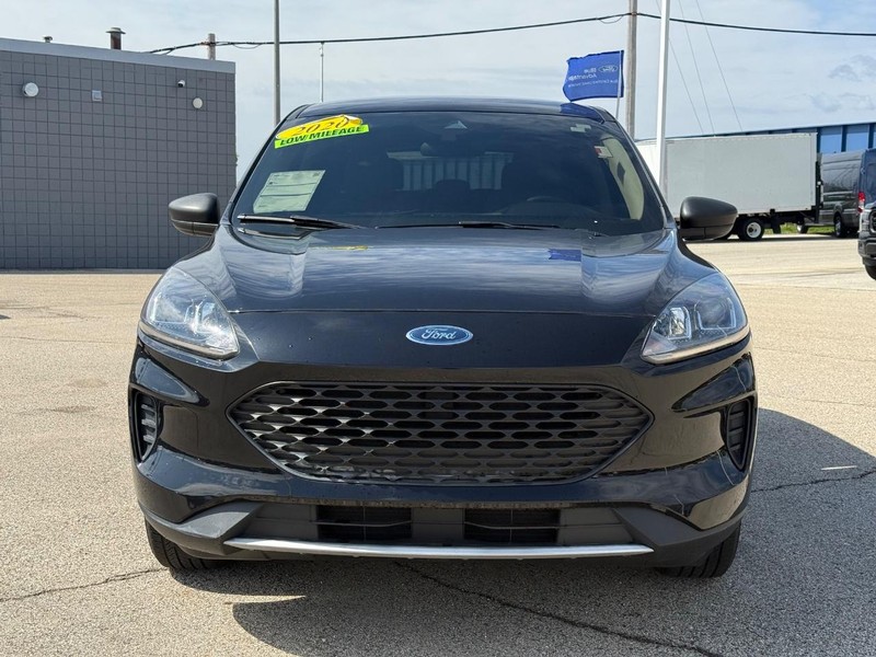 Ford Escape Vehicle Full-screen Gallery Image 08