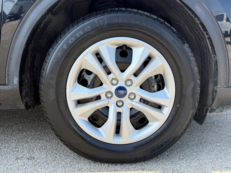 Ford Escape Vehicle Full-screen Gallery Image 09