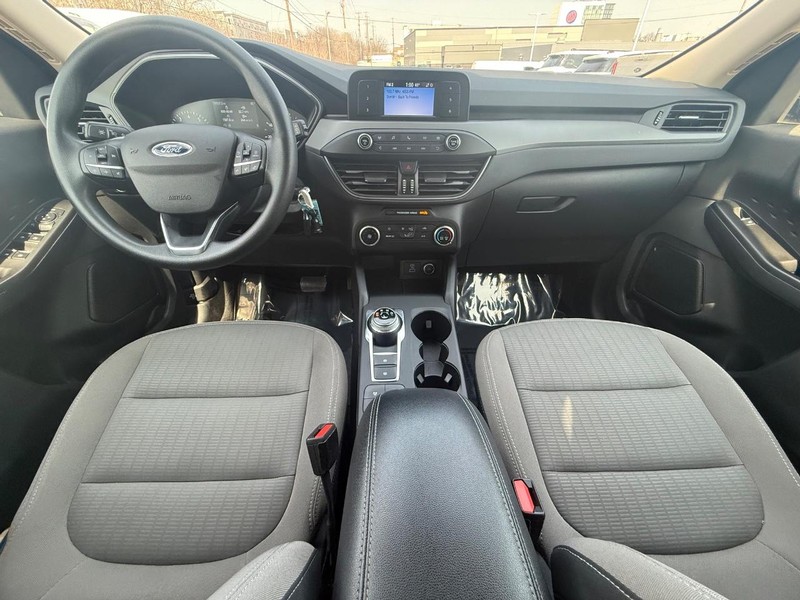 Ford Escape Vehicle Full-screen Gallery Image 12