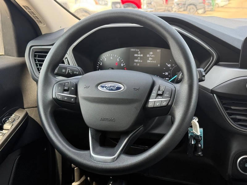 Ford Escape Vehicle Full-screen Gallery Image 13