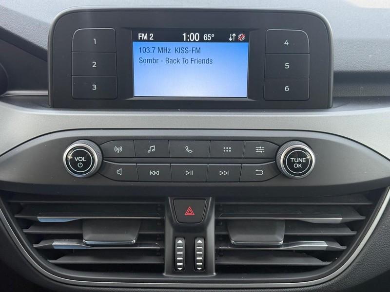 Ford Escape Vehicle Full-screen Gallery Image 16