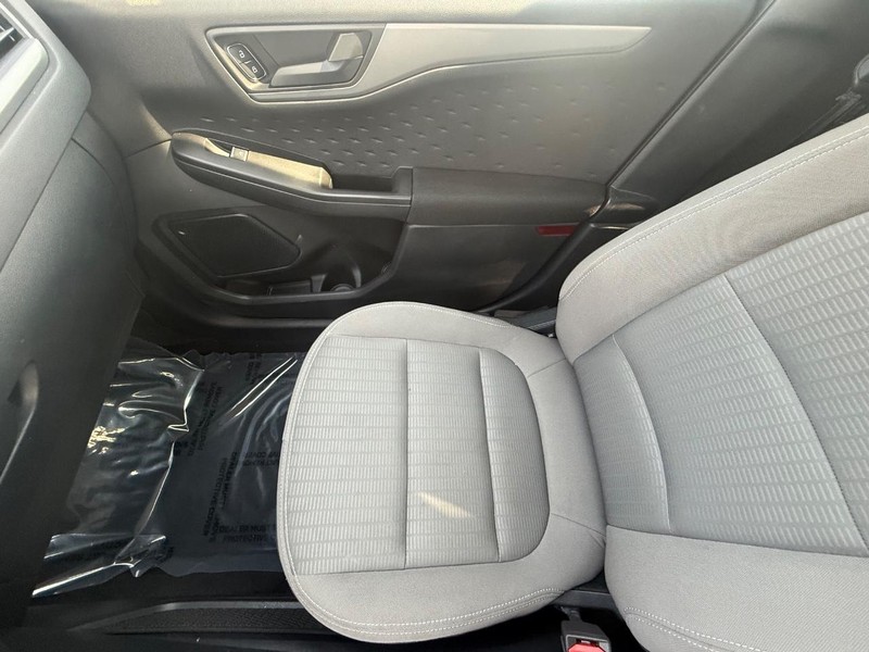 Ford Escape Vehicle Full-screen Gallery Image 20