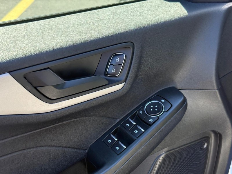Ford Escape Vehicle Full-screen Gallery Image 14