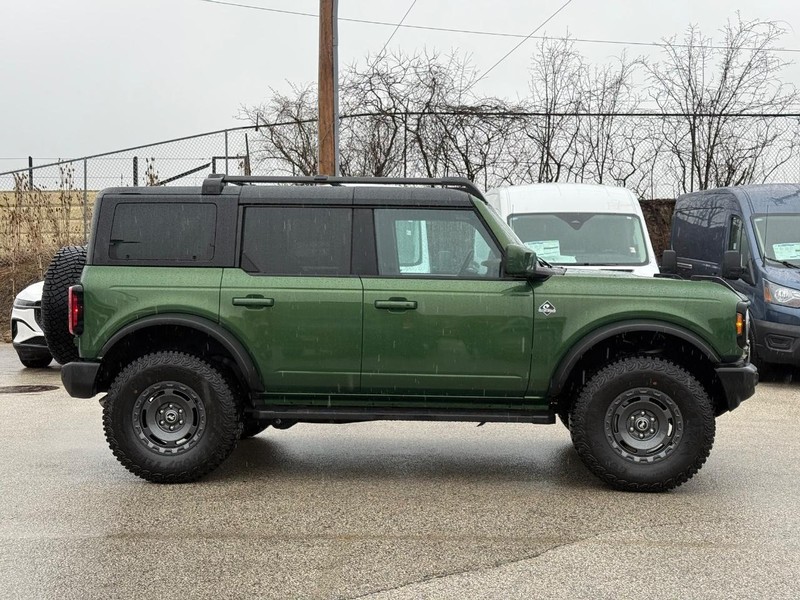 Ford Bronco Vehicle Full-screen Gallery Image 02