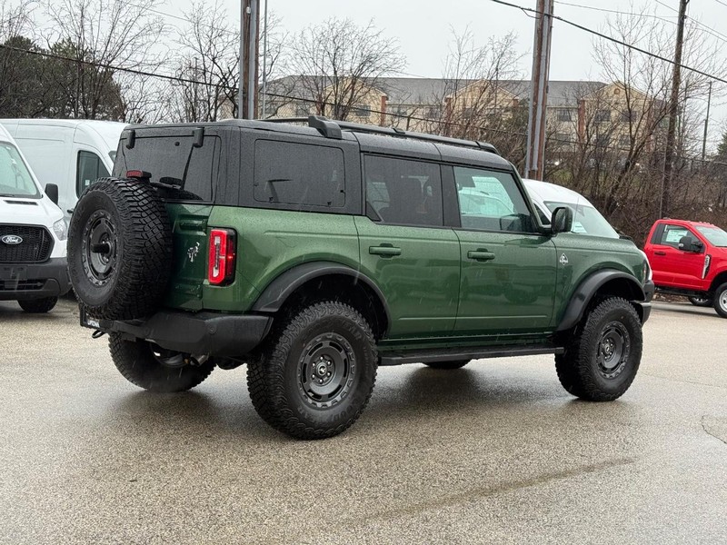 Ford Bronco Vehicle Full-screen Gallery Image 03