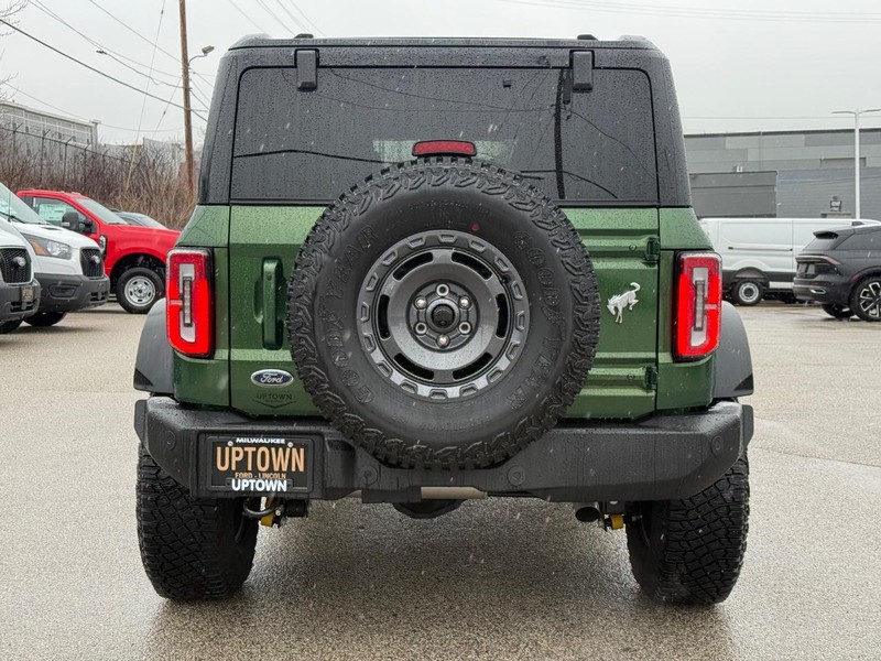Ford Bronco Vehicle Full-screen Gallery Image 04