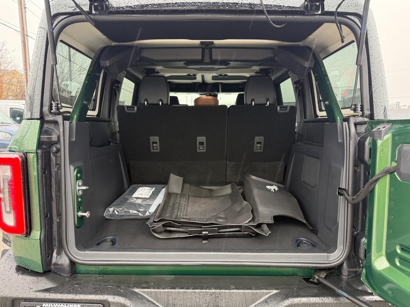 Ford Bronco Vehicle Full-screen Gallery Image 06