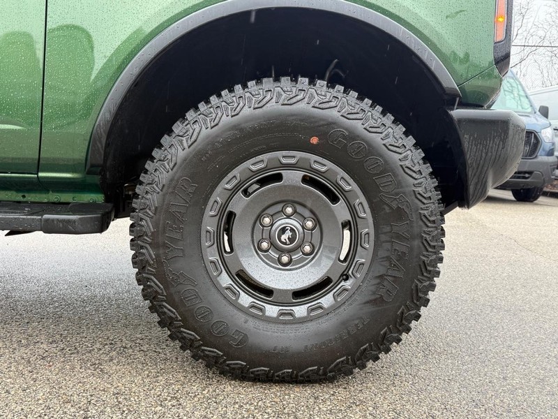 Ford Bronco Vehicle Full-screen Gallery Image 09