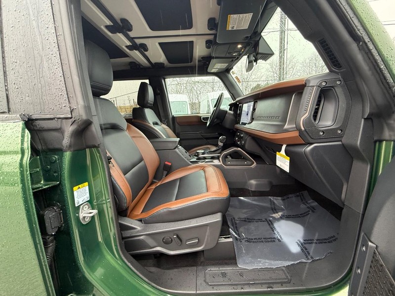 Ford Bronco Vehicle Full-screen Gallery Image 10