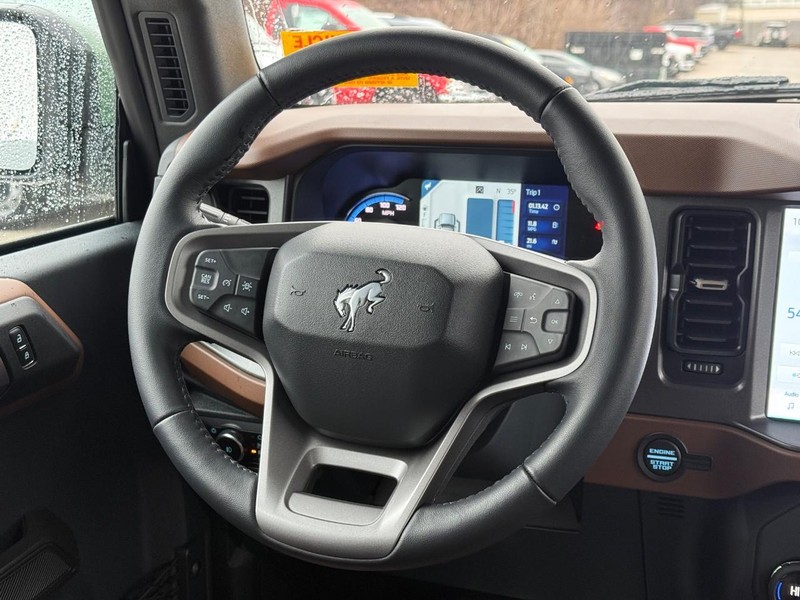 Ford Bronco Vehicle Full-screen Gallery Image 13