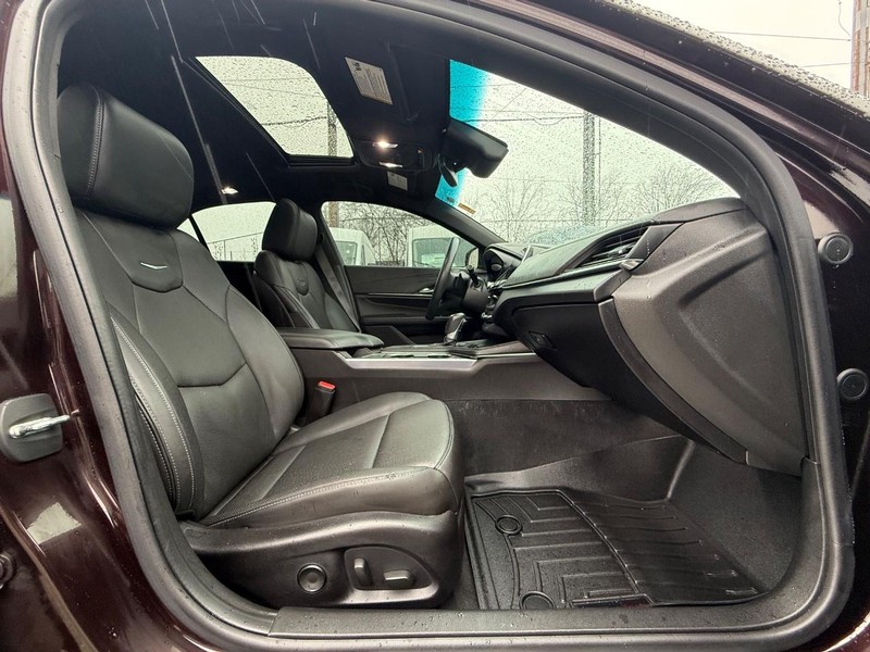 Cadillac CT4 Vehicle Full-screen Gallery Image 10