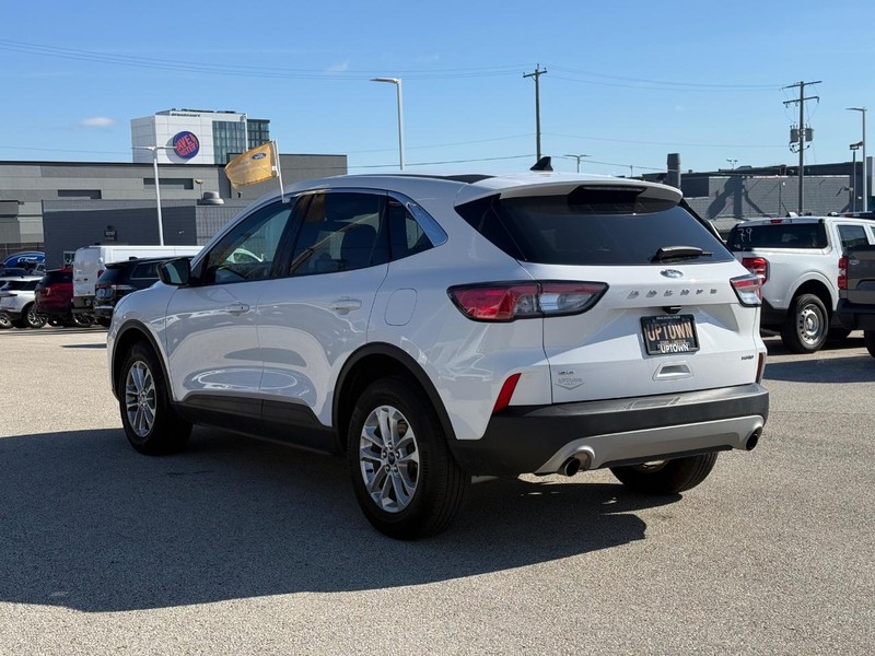 Ford Escape Vehicle Full-screen Gallery Image 06