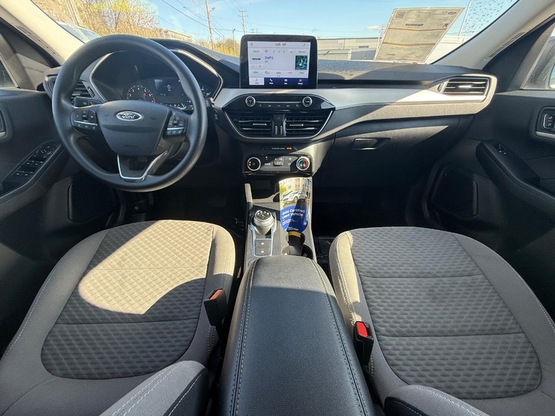 Ford Escape Vehicle Full-screen Gallery Image 12