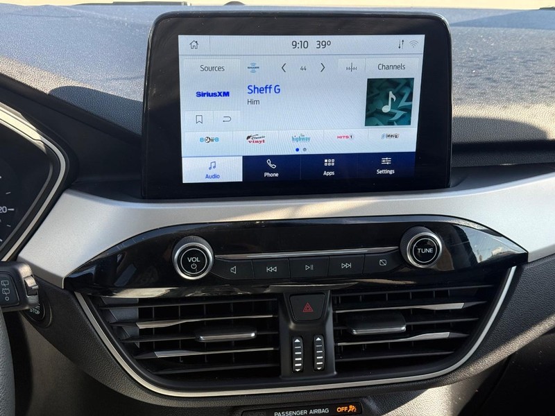 Ford Escape Vehicle Full-screen Gallery Image 16