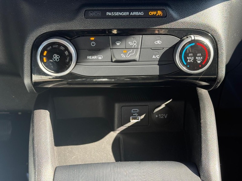 Ford Escape Vehicle Full-screen Gallery Image 18