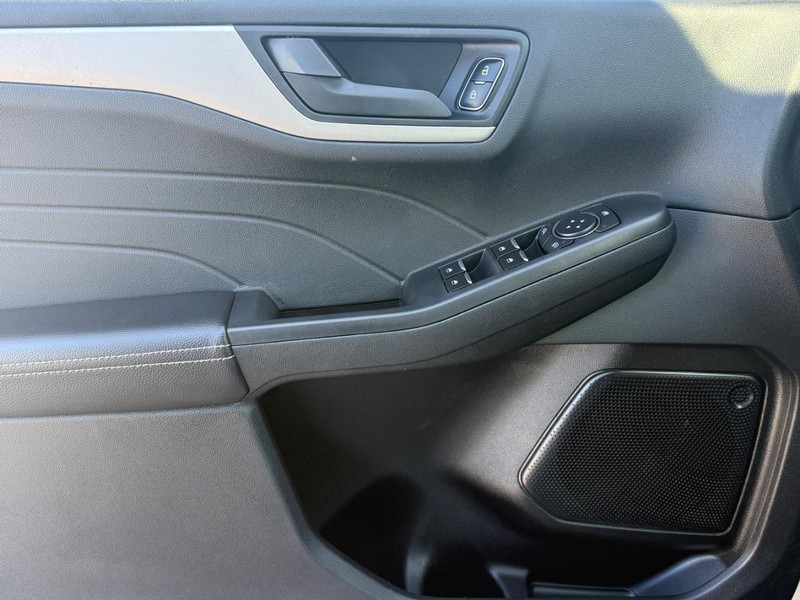 Ford Escape Vehicle Full-screen Gallery Image 23