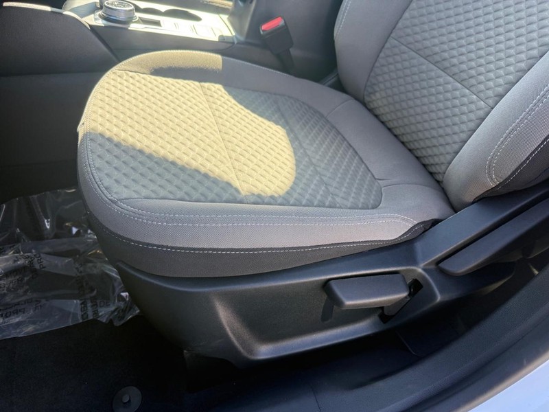 Ford Escape Vehicle Full-screen Gallery Image 24