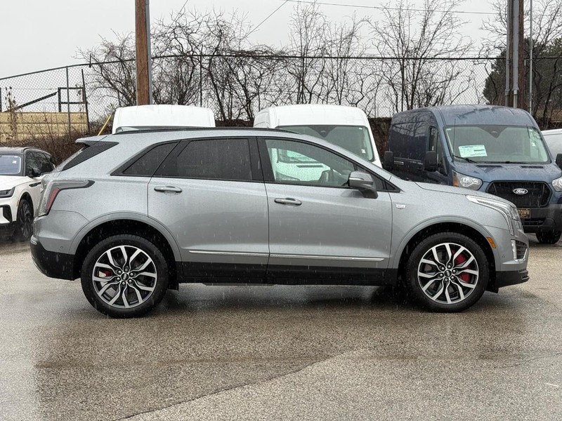 Cadillac XT5 Vehicle Full-screen Gallery Image 02