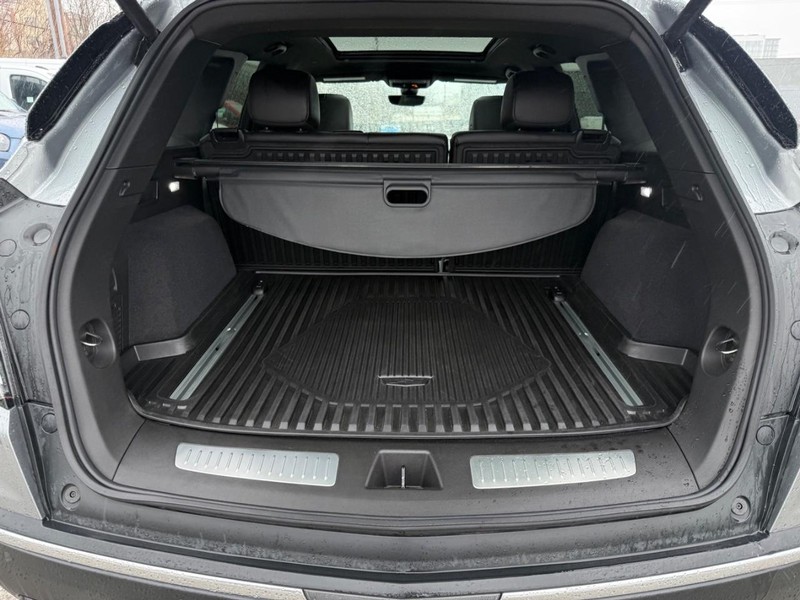 Cadillac XT5 Vehicle Full-screen Gallery Image 05