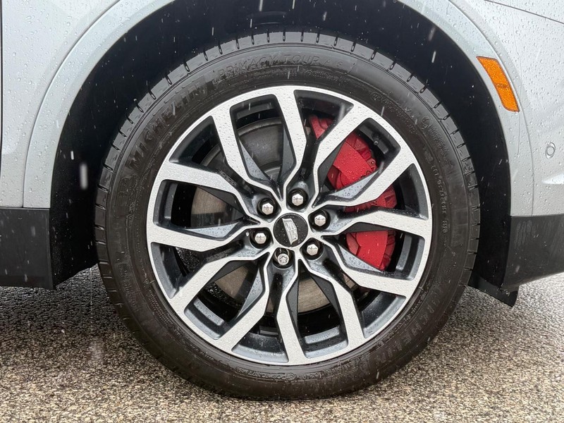 Cadillac XT5 Vehicle Full-screen Gallery Image 09