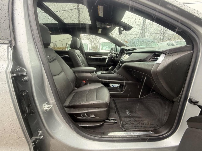 Cadillac XT5 Vehicle Full-screen Gallery Image 10