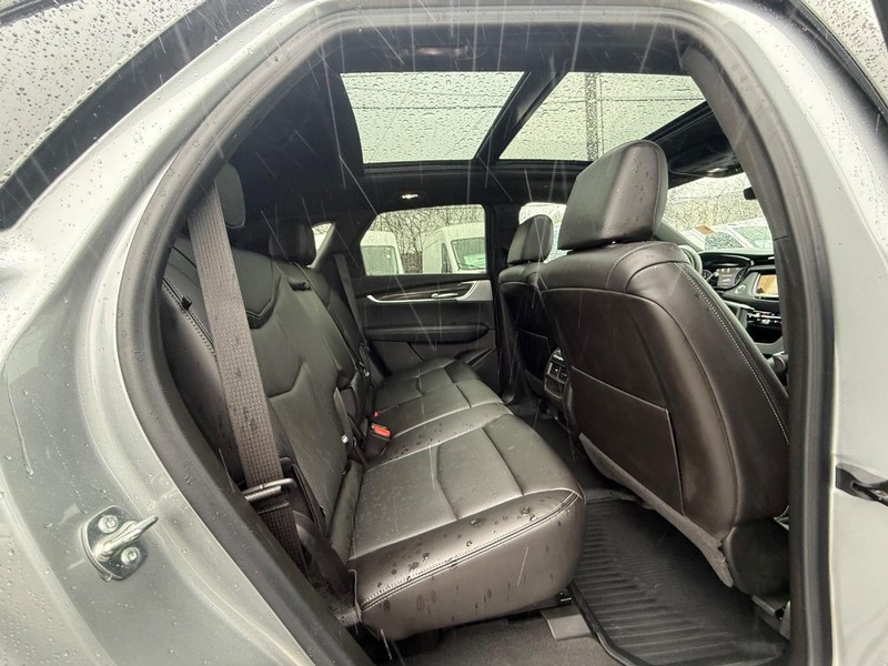 Cadillac XT5 Vehicle Full-screen Gallery Image 11