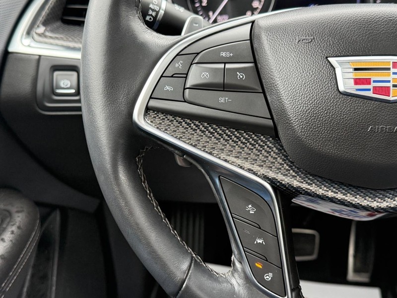 Cadillac XT5 Vehicle Full-screen Gallery Image 15