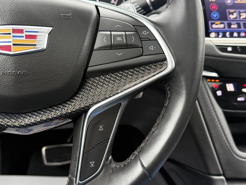 Cadillac XT5 Vehicle Full-screen Gallery Image 16