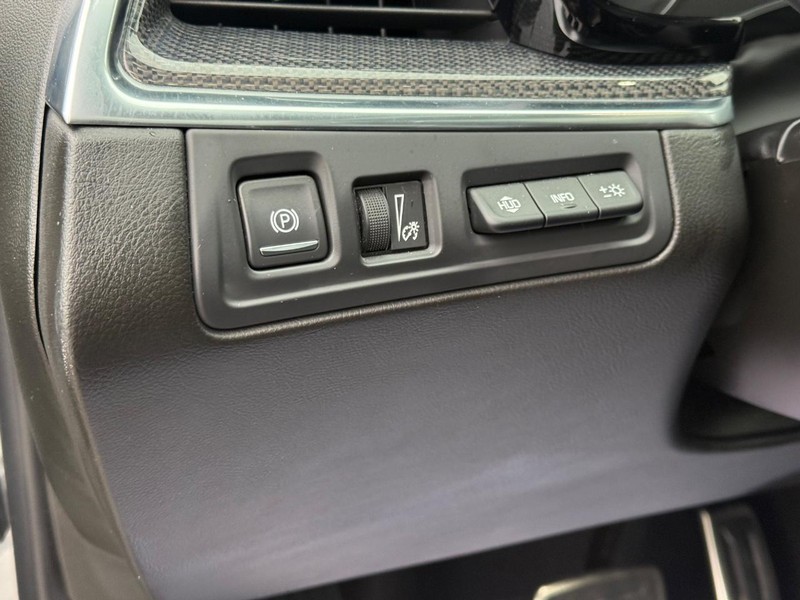 Cadillac XT5 Vehicle Full-screen Gallery Image 24