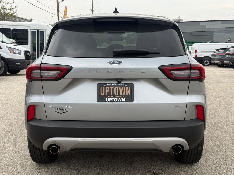 Ford Escape Vehicle Full-screen Gallery Image 04