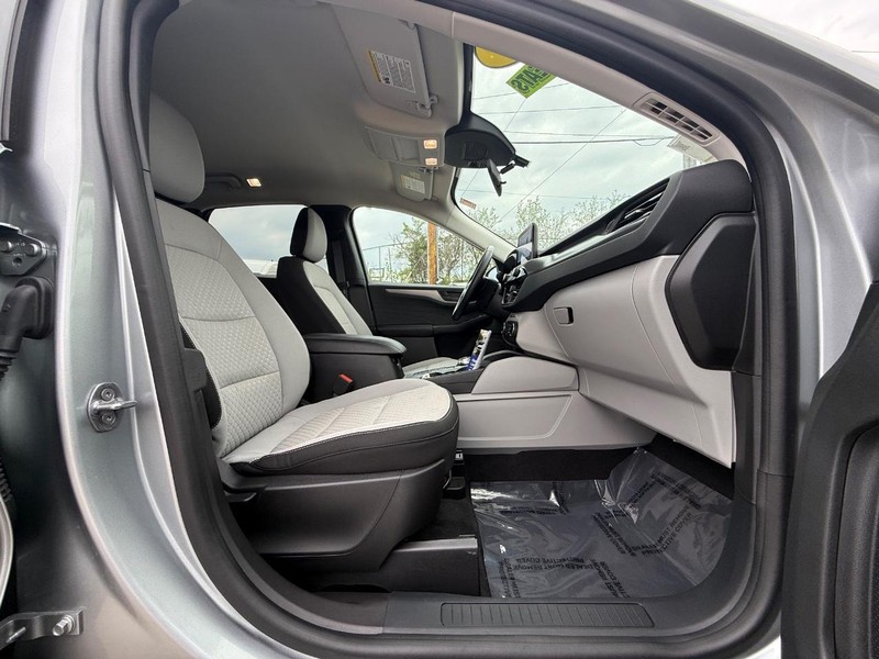 Ford Escape Vehicle Full-screen Gallery Image 10