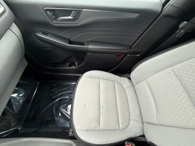 Ford Escape Vehicle Full-screen Gallery Image 20