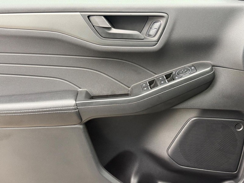 Ford Escape Vehicle Full-screen Gallery Image 23