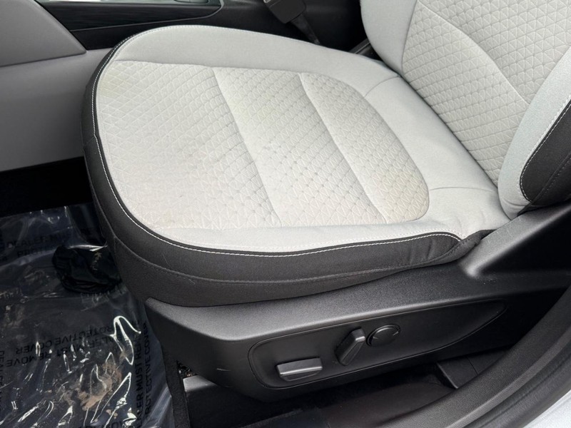 Ford Escape Vehicle Full-screen Gallery Image 24
