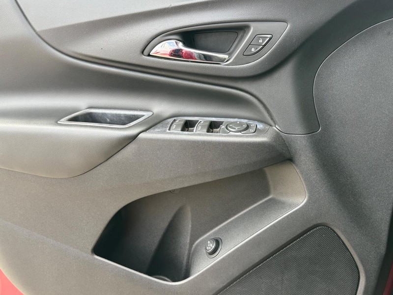 Chevrolet Equinox Vehicle Full-screen Gallery Image 24