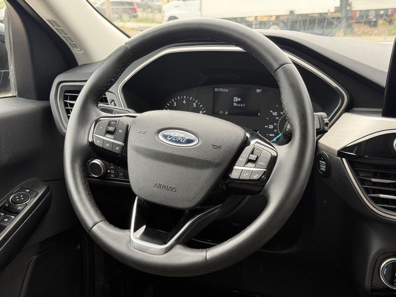 Ford Escape Vehicle Full-screen Gallery Image 15
