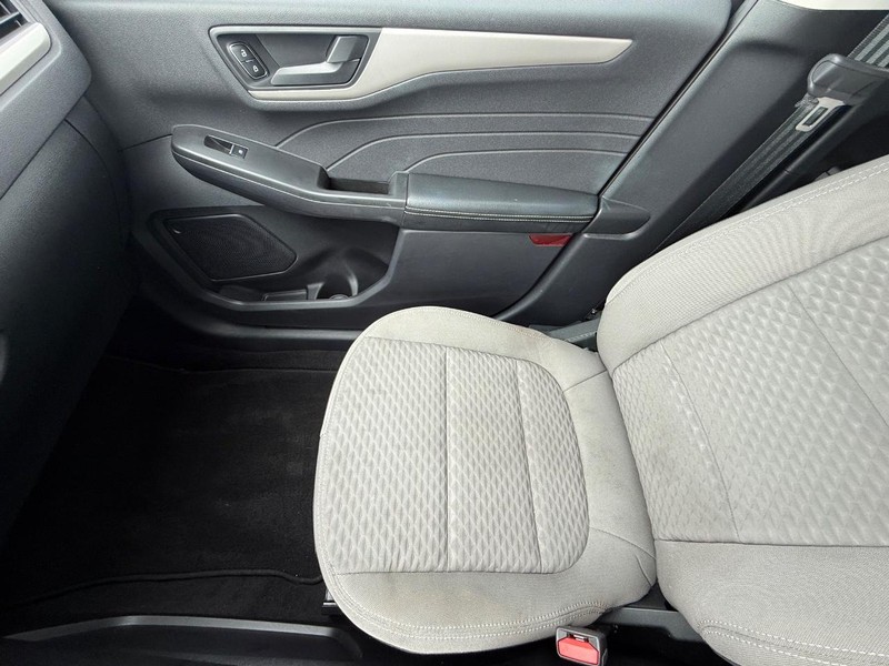 Ford Escape Vehicle Full-screen Gallery Image 22