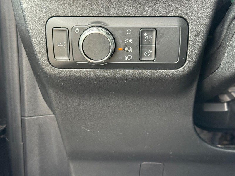 Ford Escape Vehicle Full-screen Gallery Image 24