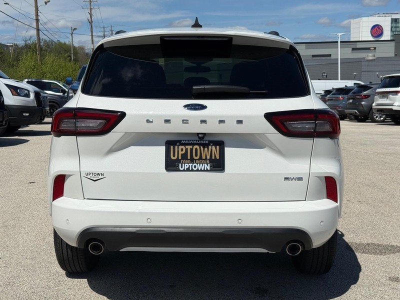 Ford Escape Vehicle Full-screen Gallery Image 04