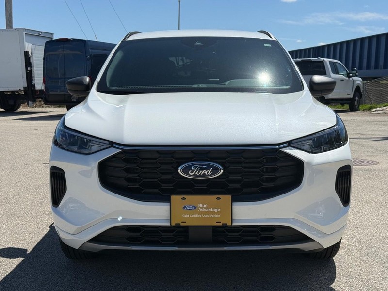 Ford Escape Vehicle Full-screen Gallery Image 08
